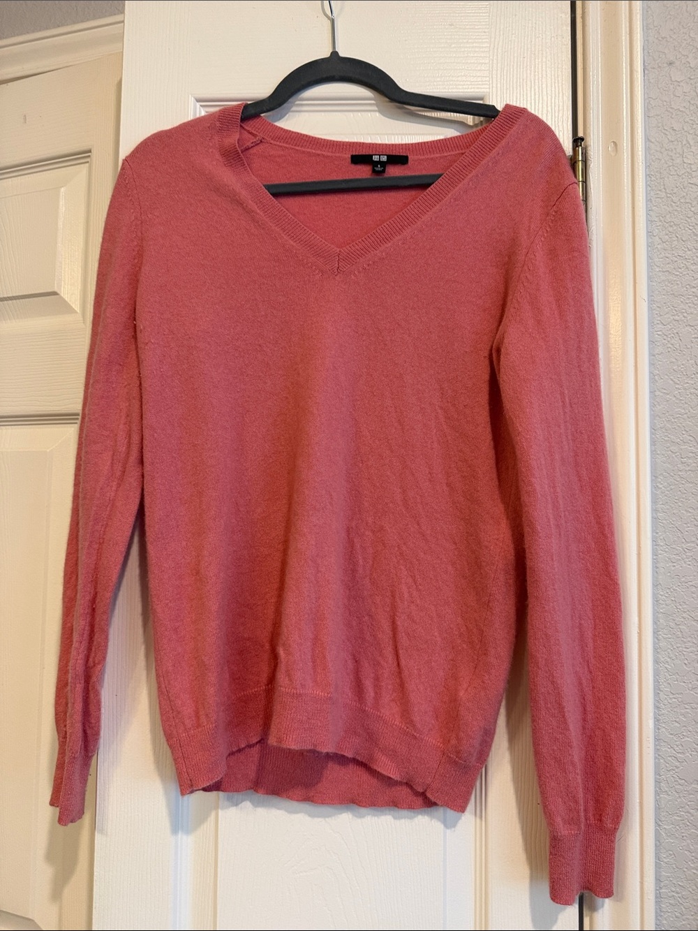 Uniqlo Womens V-Neck Cashmere Sweater — Small